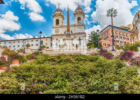 Vista idillica della Chiesa di Trinita dei Monti, iconica pietra miliare in cima alla scalinata di Piazza di Spagna, una delle piazze più famose i Foto Stock