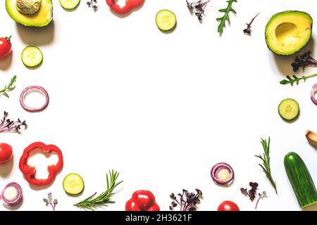 Layout creativo di pomodori, cetrioli, peperoni, avocado e insalate. Piatto. Concetto di cibo. Luogo per il vostro testo. Foto Stock