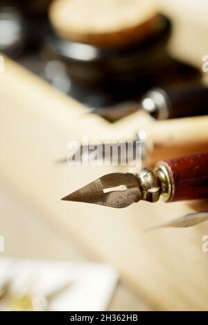 Pennini per calligrafia in una scatola di legno. Foto Stock