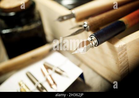 Pennini per calligrafia in una scatola di legno. Foto Stock