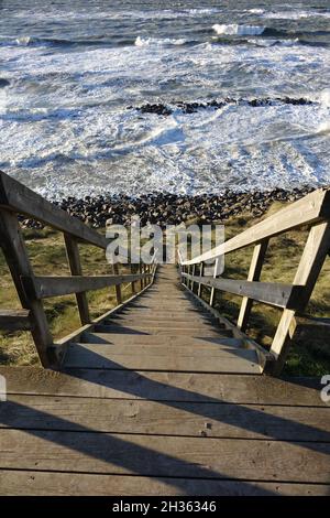 Scalinata di legno che scende dalla scogliera di Maarup al mare del Nord in una giornata di sole, Jammerbugt, Lonstrup, Hjorring, Jutland settentrionale, Danimarca Foto Stock