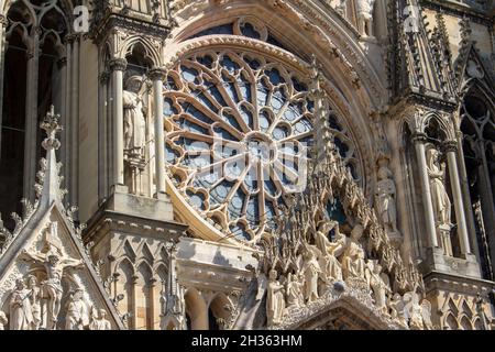 Vista ravvicinata della cattedrale medievale di nostra Signora di Reims in Francia, con architettura gotica alta, che mostra il suo rosone centrale Foto Stock