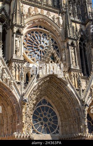 Vista ravvicinata della cattedrale medievale di nostra Signora di Reims in Francia, con architettura gotica alta, che mostra il suo rosone centrale Foto Stock