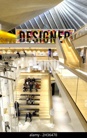 Londra, Inghilterra, Regno Unito. The Design Museum, Kensington High St. (Fondato nel 1989 da Terence Conran e Stephen Bayley) Interior Foto Stock