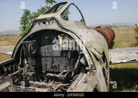 Podgorica, Montenegru, 24 Maggio 2009: un danneggiamento del Mig 15 aereo è visto in Podgorica Aeroporto. Foto Stock