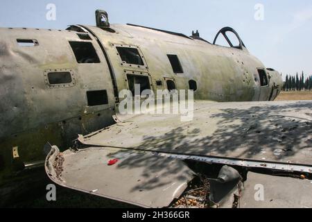 Podgorica, Montenegru, 24 Maggio 2009: un danneggiamento del Mig 15 aereo è visto in Podgorica Aeroporto. Foto Stock