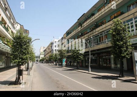 Podgorica, Montenegro, 24 Maggio 2009: Street con blocchi di appartamenti nel centro di Podgorica. Foto Stock