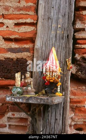 Thailandia: Una casa di spirito vicino a Pratu Chai (porta della Vittoria), la porta sud della città vecchia, Lopburi. Il centro storico di Lopburi risale all'epoca dei Dvaravati (VI-XIII secolo). Originariamente era conosciuto come Lavo o Lavapura. Dopo la fondazione del regno di Ayutthaya nel XV secolo, Lopburi era una roccaforte dei governanti di Ayutthaya. In seguito divenne una nuova capitale reale durante il regno di re Narai il Grande del regno di Ayutthaya a metà del XVII secolo. Foto Stock