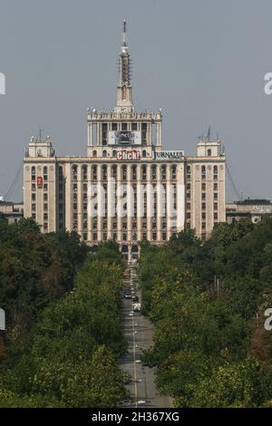 Bucarest, Romania, Agosto 23, 2009: Casa Presei Libere (Casa della Free Press) noto anche come Casa Scanteii visto dall' Arco di Trionfo. Foto Stock