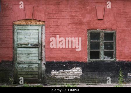 Govadija, Hunedoara county, Romania, 6 Settembre 2009: muro rossiccio con porta e finestra. Foto Stock