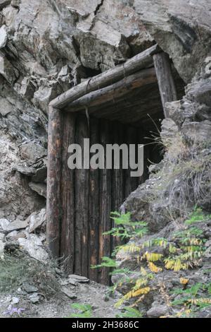 Hunedoara, Romania, 6 Settembre 2009: miniera abbandonata in Teliucul inferiore, Hunedoara, Romania. Foto Stock