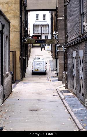 Opere Van parcheggiato in un vicolo stretto tra due file di edifici del centro di Londra in Inghilterra Regno Unito senza persone Foto Stock