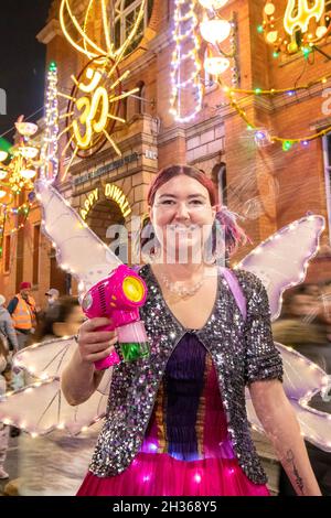 L'interruttore annuale Diwali si accende a Leicester. Migliaia di persone nuotano nel Golden Mile, l'area di Leicester lungo la Belgrave Road, per celebrare l'inizio del festival. Il festival è uno dei più grandi festival di Diwali in Europa. Un intrattenitore di strada fiabesco raffigurato sulla belgrave Road. Foto Stock