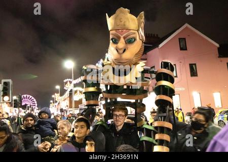 L'interruttore annuale Diwali si accende a Leicester. Migliaia di persone nuotano nel Golden Mile, l'area di Leicester lungo la Belgrave Road, per celebrare l'inizio del festival. Il festival è uno dei più grandi festival di Diwali in Europa. Uno dei marionette giganti che camminano lungo il Golden Mile. Foto Stock