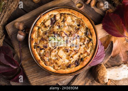 Torta con pentola di funghi di pollo con pasta sfoglia. Vista dall'alto Foto Stock