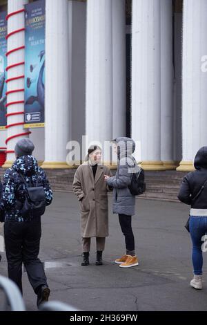 Kiev, Ucraina - 12.20.2020 . Coppia che parla seriamente all'aperto in uno sfondo urbano. Foto Stock