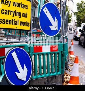 Area recintata al pubblico per proteggere i lavori in corso di costruzione o costruzione con barriere di sicurezza verdi e coni stradali senza persone Foto Stock