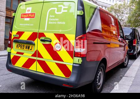 Un furgone per la consegna della posta Royal All Electric parcheggiato sul lato della strada nel centro di Londra, Inghilterra, Regno Unito, senza persone Foto Stock