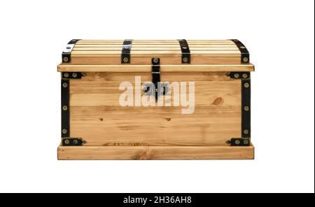 cassettiera piratesca in legno chiuso con rivetto in metallo isolato su sfondo bianco. tesoro vecchio Foto Stock