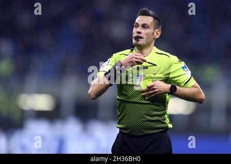 L'arbitro ufficiale Maurizio Mariani guarda durante la serie Una partita tra FC Internazionale e Juventus FC . Foto Stock