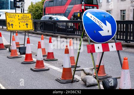 Coni stradali e cartelli di deviazione per controllare il traffico durante i lavori di riparazione stradale a Waterloo Bridge Central London England UK Foto Stock