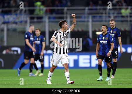 Paulo Dybala della Juventus FC festeggia dopo aver segnato il primo gol della sua squadra durante la Serie Una partita tra FC Internazionale e Juventus FC . Foto Stock