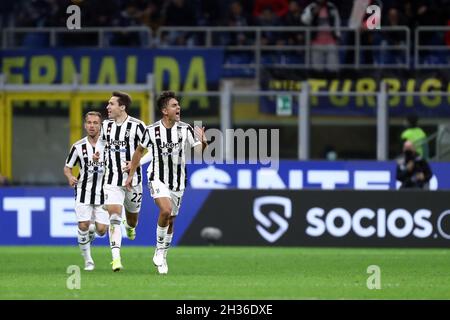 Paulo Dybala della Juventus FC festeggia dopo aver segnato il primo gol della sua squadra durante la Serie Una partita tra FC Internazionale e Juventus FC . Foto Stock
