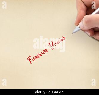 Scrittura a mano 'Forever Yours' su foglio bianco di carta. Foto Stock