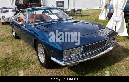 Vista frontale di tre quarti di a Blue, 1970, Monteverdi 375L, in mostra al London Classic Car Show 2021 Foto Stock