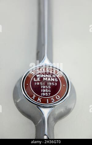 Logo Bootlid sulla Jaguar XK150 Sportscar che indica le 5 vittorie del marque alla 24hrs di le Mans corsa negli anni '50. Foto Stock
