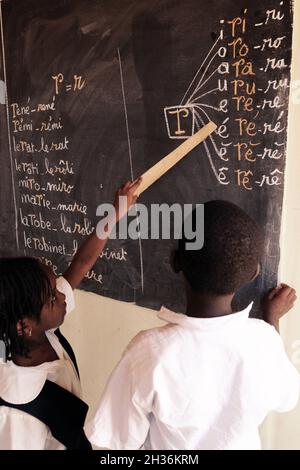 NIGER. NIAMEY. NELLA CLASSE DELLA SCUOLA CATTOLICA Foto Stock