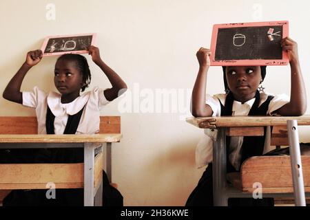 NIGER. NIAMEY. GLI ALLIEVI E I LORO CONSIGLI DURANTE UNA LEZIONE NELLA SCUOLA CATTOLICA Foto Stock