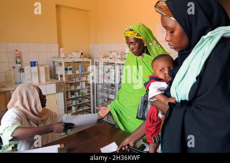 NIGER. NIAMEY. IL MEDICO PRESCRIVE UNA PRESCRIZIONE ALLA CLINICA Foto Stock