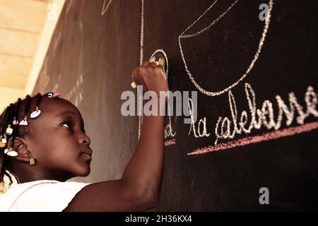 NIGER. NIAMEY. ALLIEVO ALLA LAVAGNA NELLA SCUOLA CATTOLICA Foto Stock