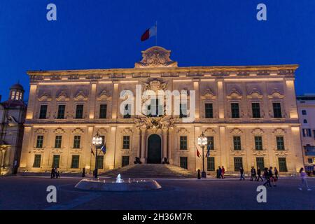 VALLETTA, MALTA - 6 NOVEMBRE 2017: Edificio Auberge de Castille a Valletta che ospita l'Ufficio del primo Ministro di Malta. Foto Stock