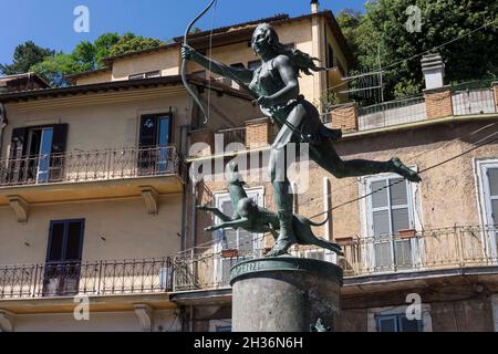 Fontana di Diana, scultura dell'artista Luciano Mastrolorenzi, Nemi, Lazio, Italia, Europa Foto Stock