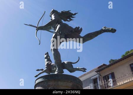 Fontana di Diana, scultura dell'artista Luciano Mastrolorenzi, Nemi, Lazio, Italia, Europa Foto Stock