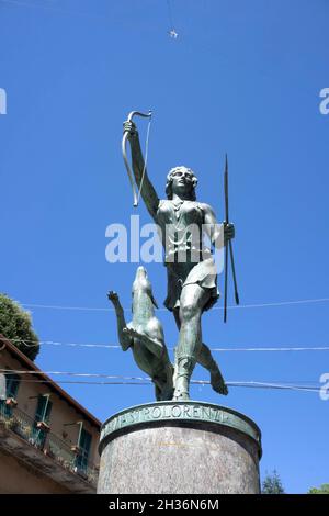 Fontana di Diana, scultura dell'artista Luciano Mastrolorenzi, Nemi, Lazio, Italia, Europa Foto Stock