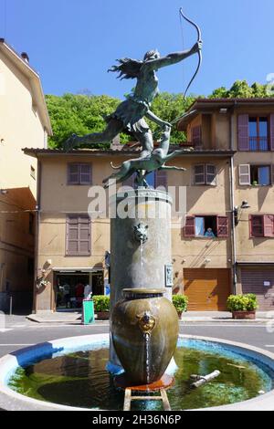 Fontana di Diana, scultura dell'artista Luciano Mastrolorenzi, Nemi, Lazio, Italia, Europa Foto Stock