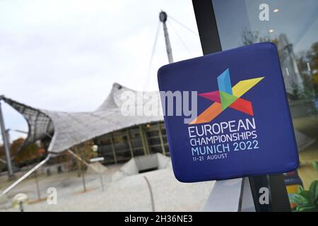 Monaco di Baviera, Germania. 26 ottobre 2021. Edge Motif, Feature, logo, EUROPEAN CHAMPIONSHIPS MUNICH 2022- davanti all'Olympiahalle. Data stampa Campionati europei 2022 dal 11-21.8.2022. Credit: dpa/Alamy Live News Foto Stock