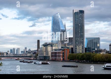 Riverside Development of New Offices and Luxury Apartments in South Bank London Inghilterra UK affacciato sul Tamigi Foto Stock