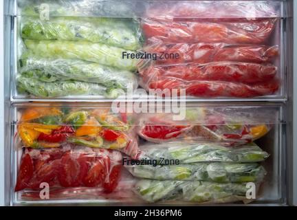 Verdure surgelate nel freezer del frigorifero Foto Stock