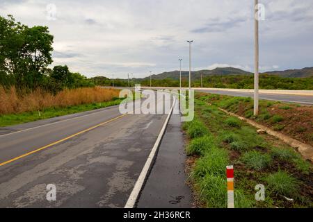 Un paesaggio dell'autostrada GO-070 in una mattinata nuvolosa nello stato di Goiás. Foto Stock