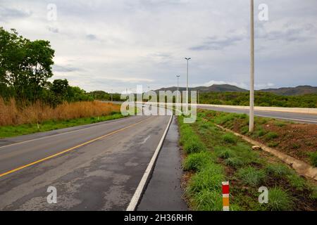 Un paesaggio dell'autostrada GO-070 in una mattinata nuvolosa nello stato di Goiás. Foto Stock