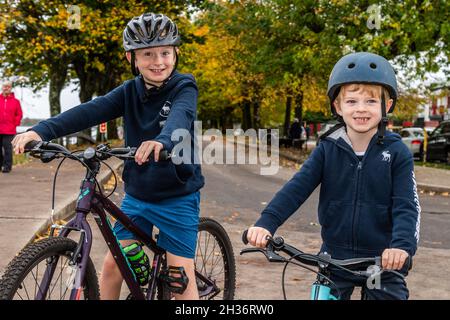 Cork, Irlanda. 26 ottobre 2021. In una giornata ariosa ma calda, Colm e James Walsh da Ballinlough si godono un giro in bicicletta sulla Marina di Cork. Credit: AG News/Alamy Live News Foto Stock