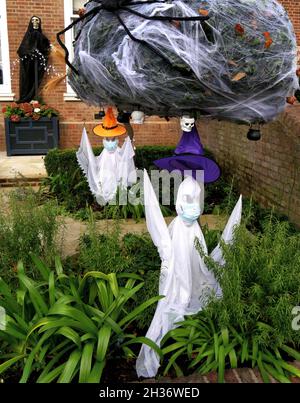 Londra, Regno Unito. 26 ottobre 2021. I londinesi decorano le loro case in previsione di Halloween 2021. Credit: Brian Minkoff/Alamy Live News Foto Stock