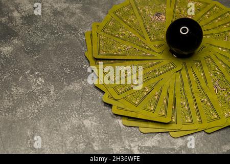 Sfera di vetro magica con un bagliore magico. Fan delle carte Tarocchi. Foto Stock