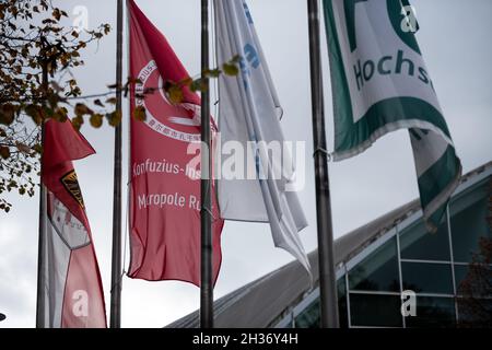 26 ottobre 2021, Renania Settentrionale-Vestfalia, Duisburg: Il logo del Confucio Institute Metropole Ruhr vola su una bandiera di fronte al Tectrum di Duisburg. La cancellazione di una lettura pianificata da una biografia sul capo di stato cinese Xi Jinping pubblicato in Germania è causa di critiche. Secondo l'istituto di Hannover, gli Istituti Confucio sono istituzioni culturali ed educative ufficiali che sono sponsorizzate da una suddivisione del Ministero cinese dell'Istruzione. Secondo il rapporto, ci sono circa 550 istituti in tutto il mondo, con poco meno di 20 in Germania. Foto: Fabian Foto Stock