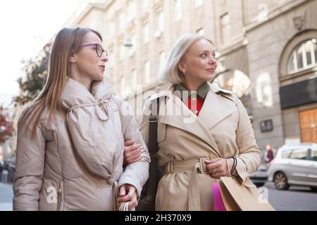 Foto ad angolo basso di due donne mature che visitano il centro della città Foto Stock
