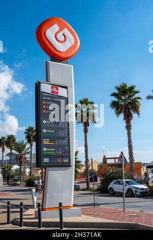 Stazione di benzina Galp energia a Camposol in Regione Murcia, Costa Calida, Spagna. Logo, marchio con prezzi del carburante a benzina nell'ottobre 2021 Foto Stock